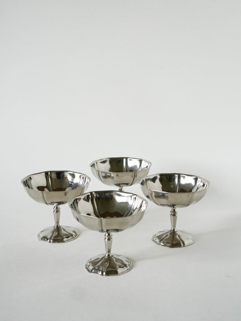 Ensemble De 4 Coupes En Inox Travaillées À Pieds Fin, 1970 - 8 X 9 Cm