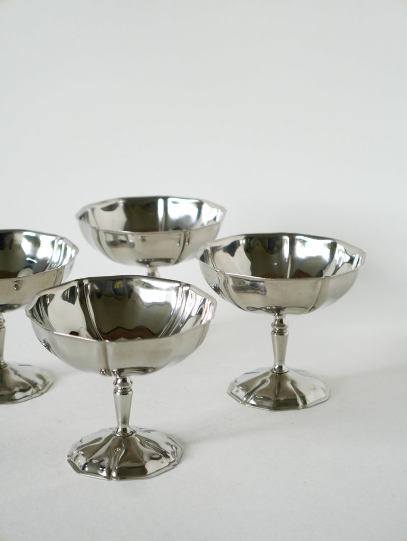 Ensemble De 4 Coupes En Inox Travaillées À Pieds Fin, 1970 - 8 X 9 Cm