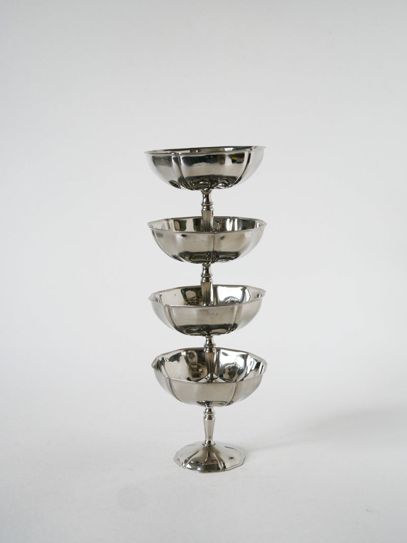 Ensemble De 4 Coupes En Inox Travaillées À Pieds Fin, 1970 - 8 X 9 Cm