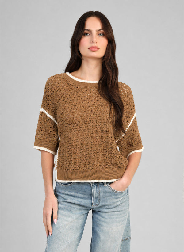 An'ge – Jersey Valmie Daim, modelo con jersey marrón de punto calado, vista frontal