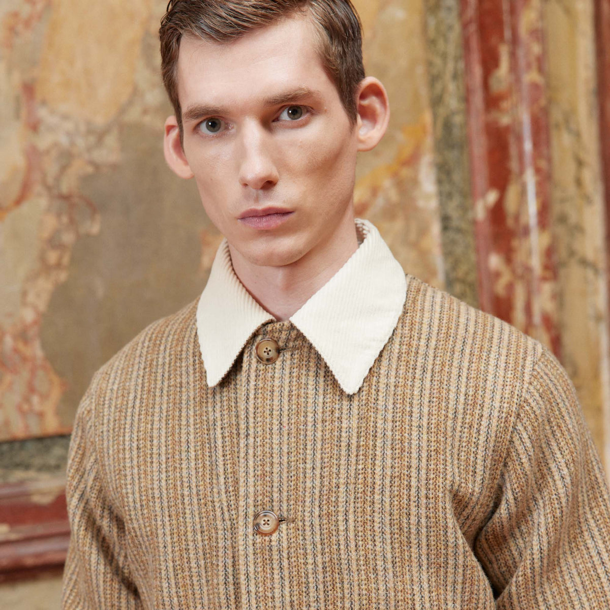 Hast – Mönstrad beige arbetsjacka i ull, manlig modell i brun och beige jacka, vit krage
