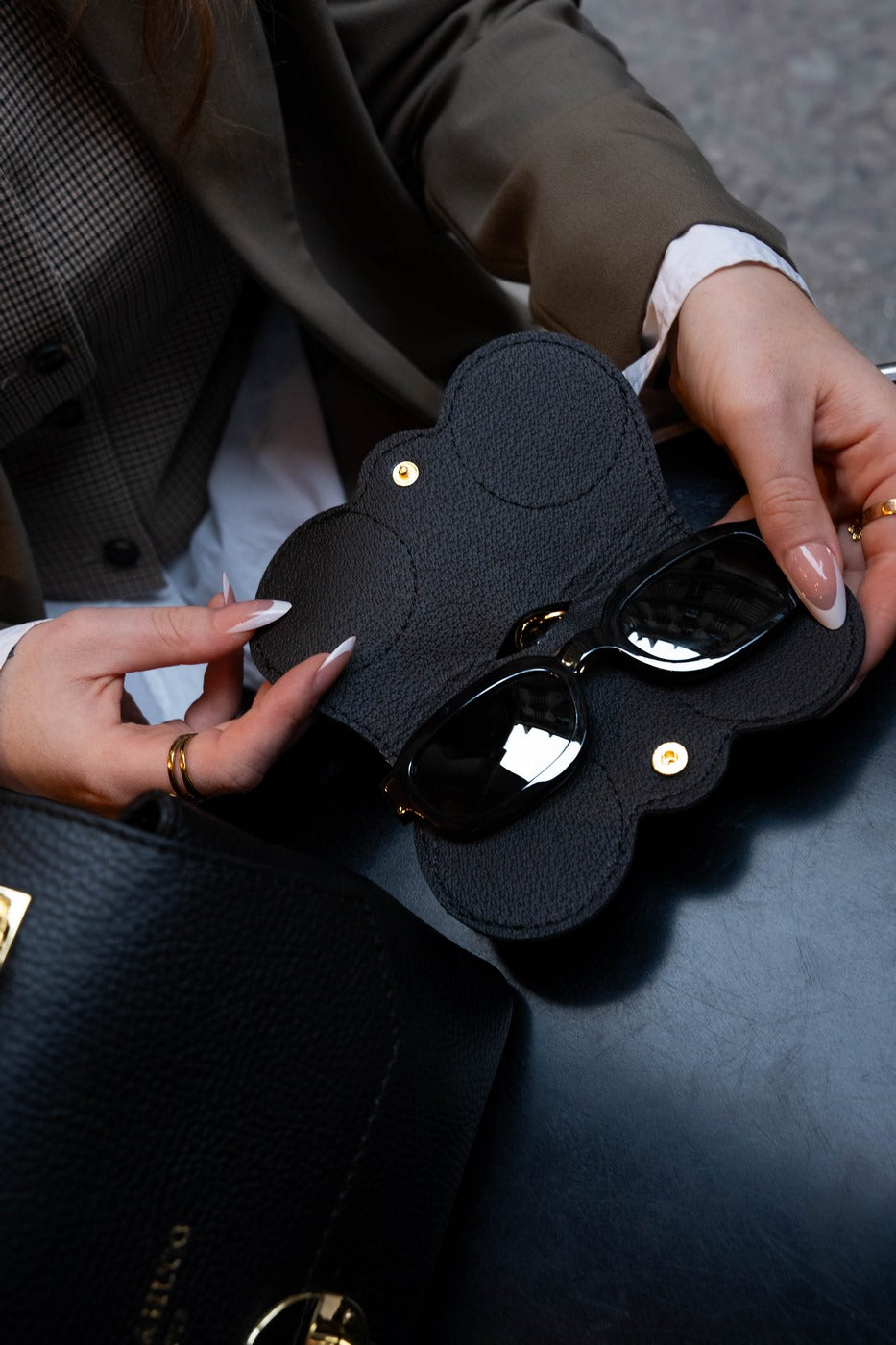 Moly Glasses Holder - Black