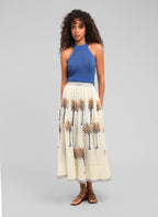 An'ge – Debardeur Virgil Electric, mannequin femme, vue de face, portant un top bleu et une jupe longue