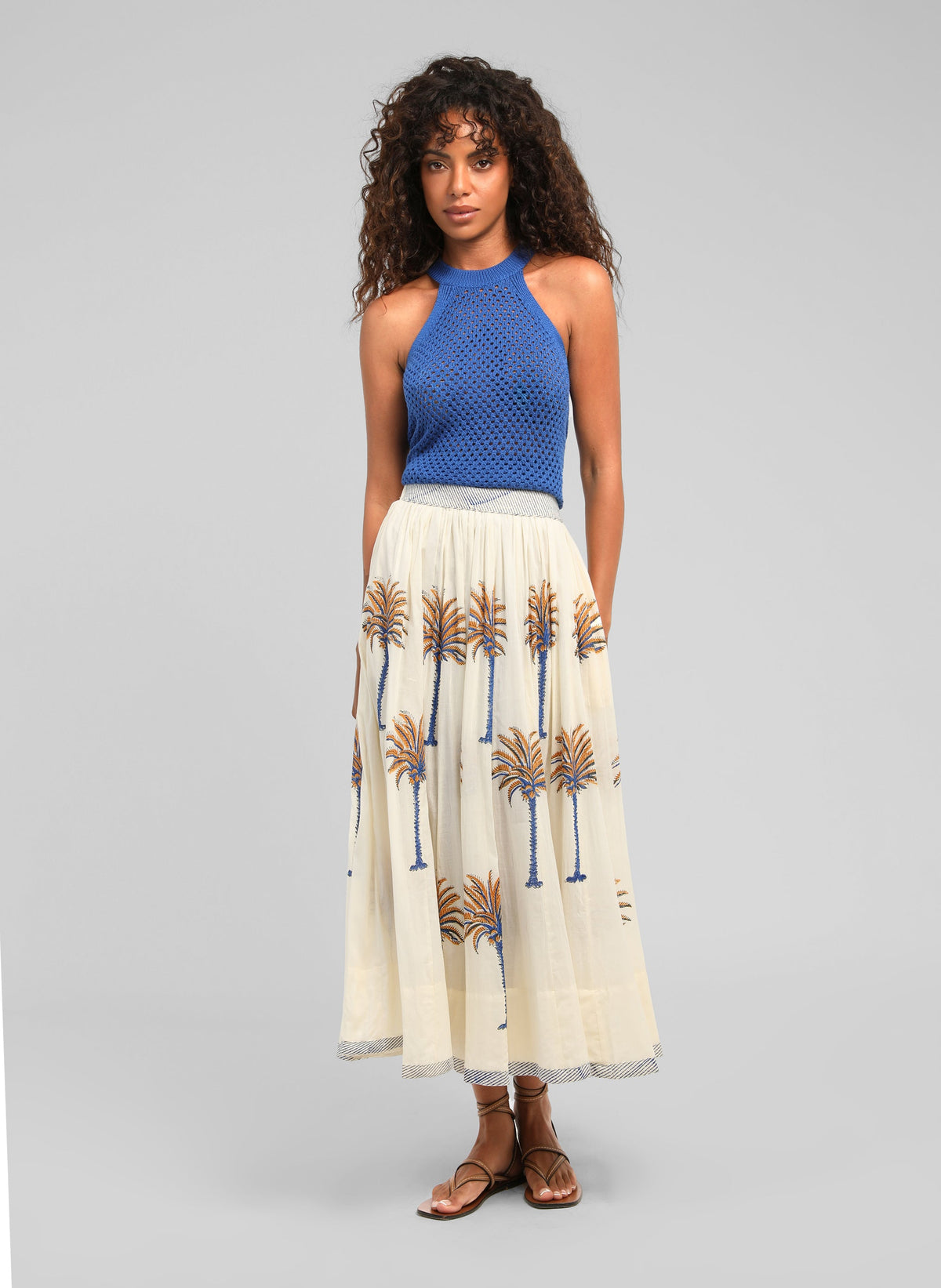 An'ge – Debardeur Virgil Electric, mannequin femme, vue de face, portant un top bleu et une jupe longue