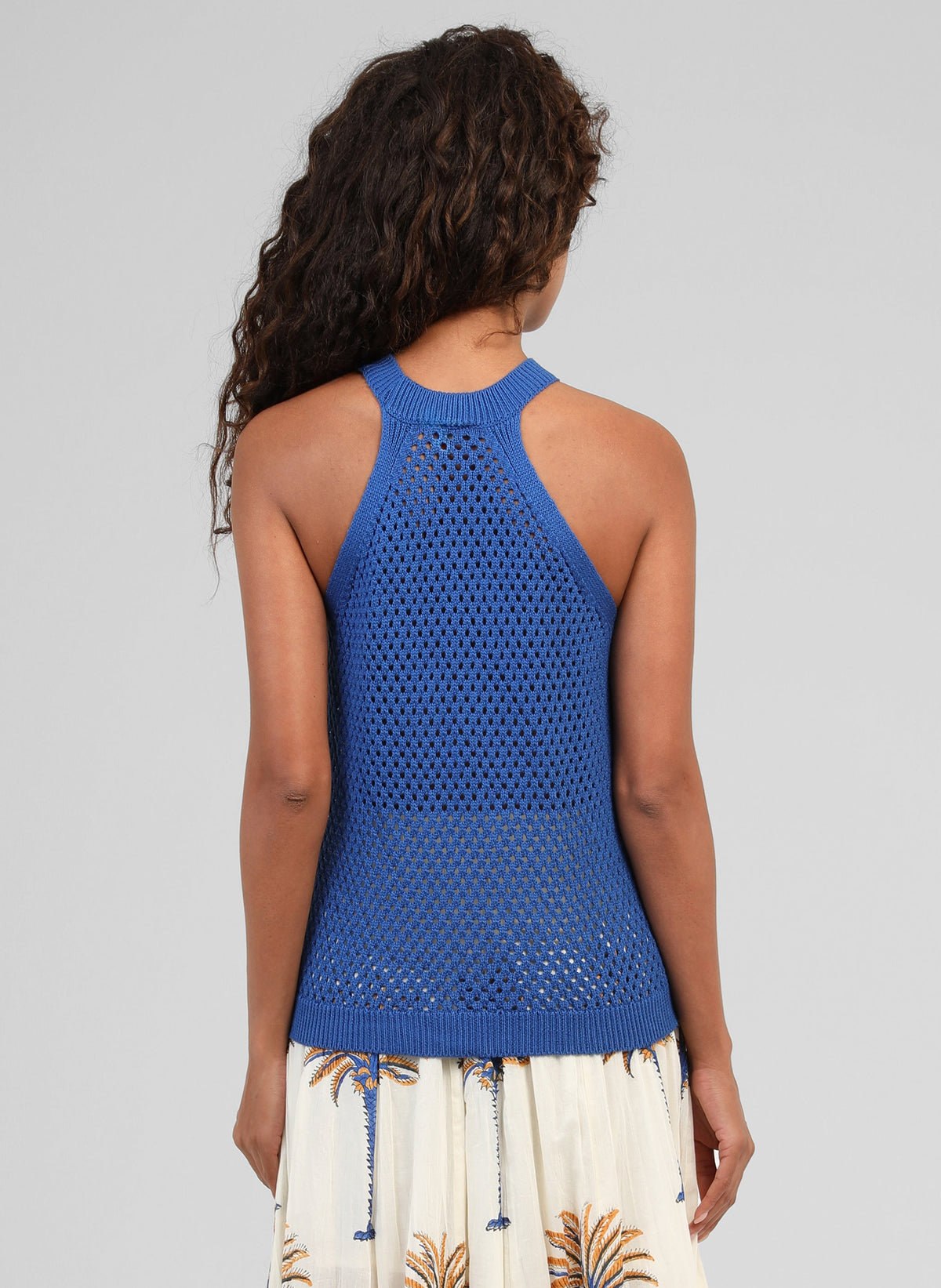 An'ge – Debardeur Virgil Electric, débardeur en maille ajourée bleu porté de dos par une femme