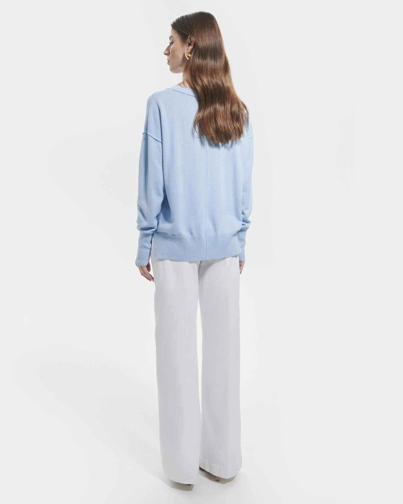 Thin sky blue V-neck sweater_3