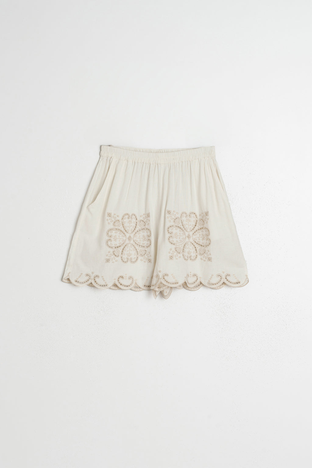 Short Brodé À Bord Festonné - Écru