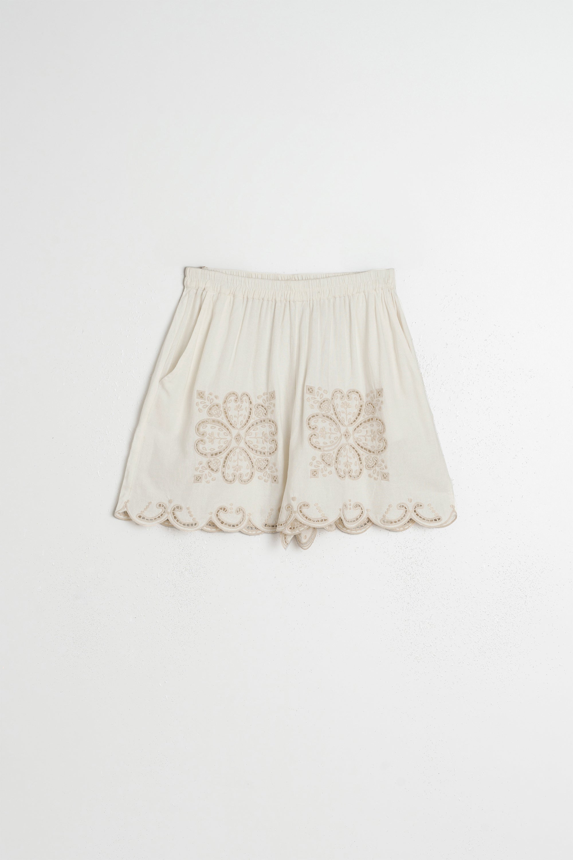 Short Brodé À Bord Festonné - Écru