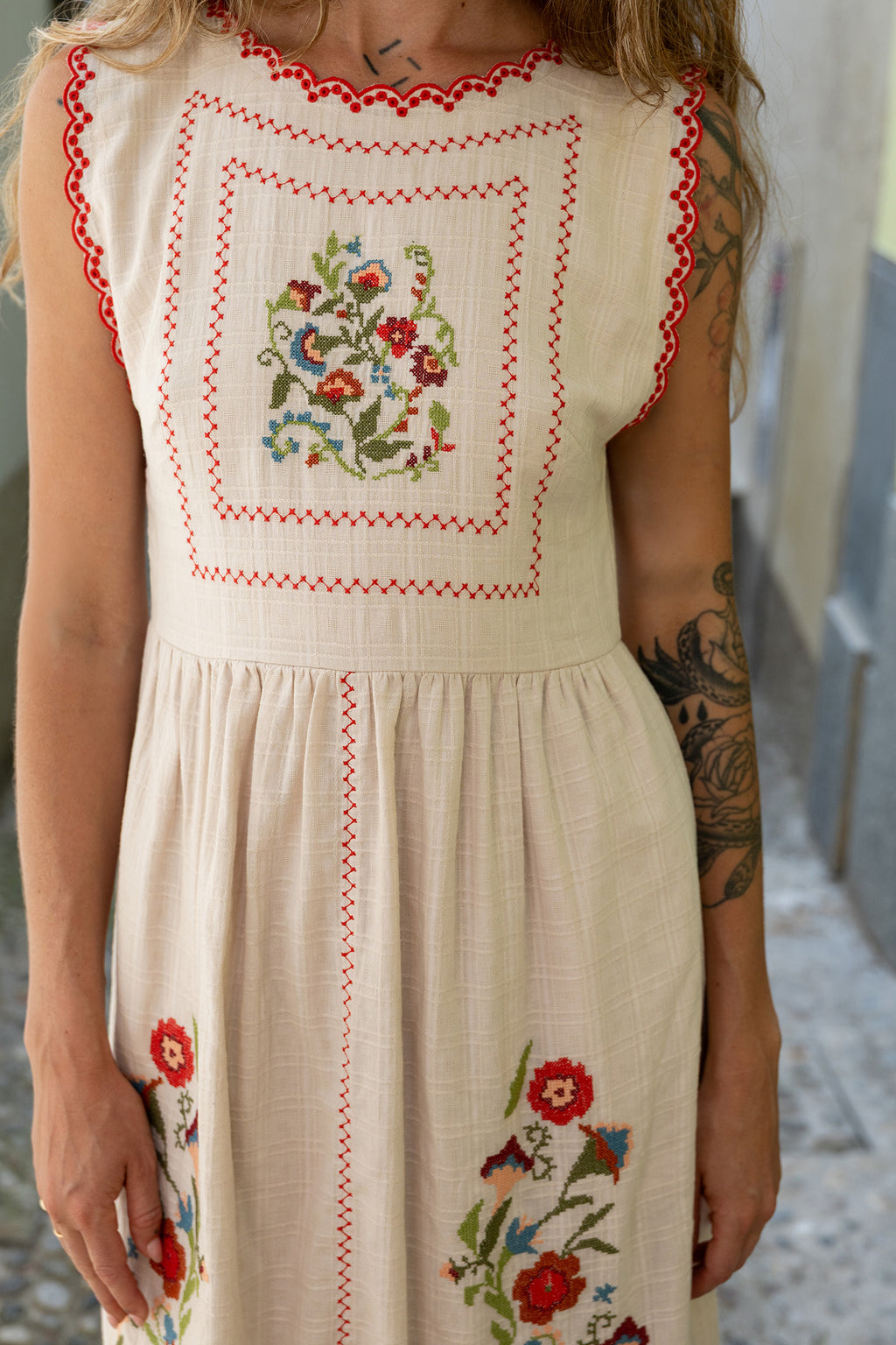 Robe Brodée Au Point De Croix - Pierre