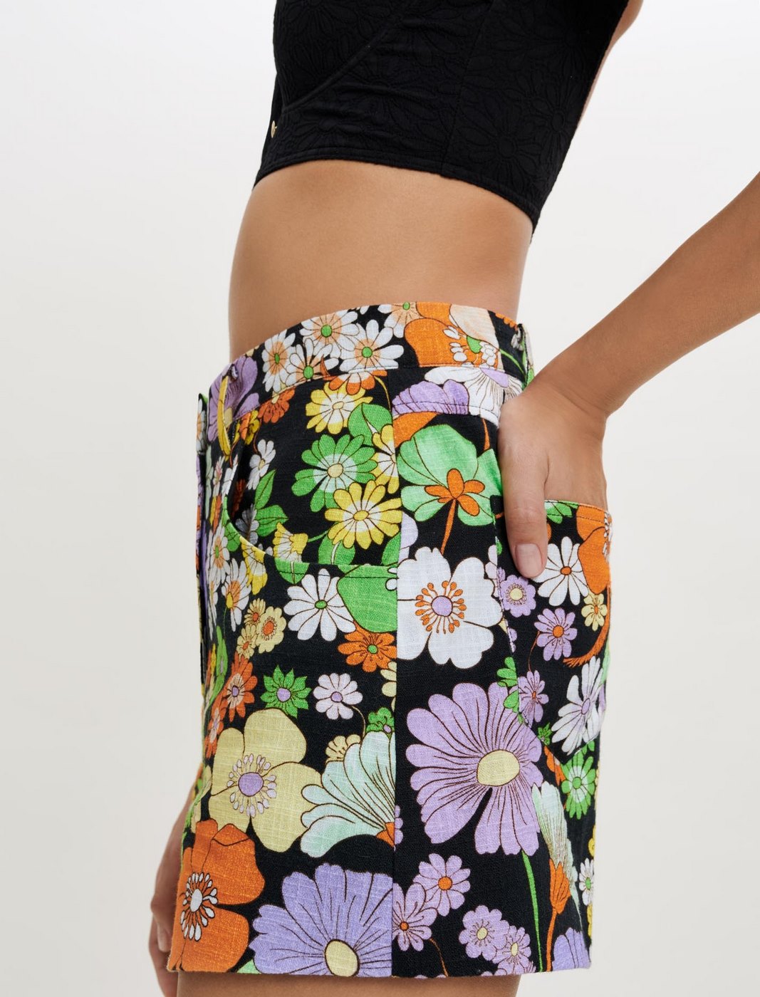 Iseven Shorts - Flower Power Noir