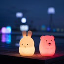 Veilleuse bébé ours sans fil touch souple LED multicolore dimmable TEDDY H19cm - REDDECO.com