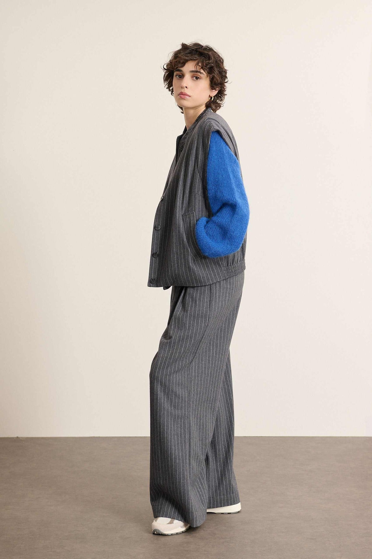 Garance Paris AH 25, veste sans manches pour femmes de couleur gris à rayures en laine polyester et tencel.