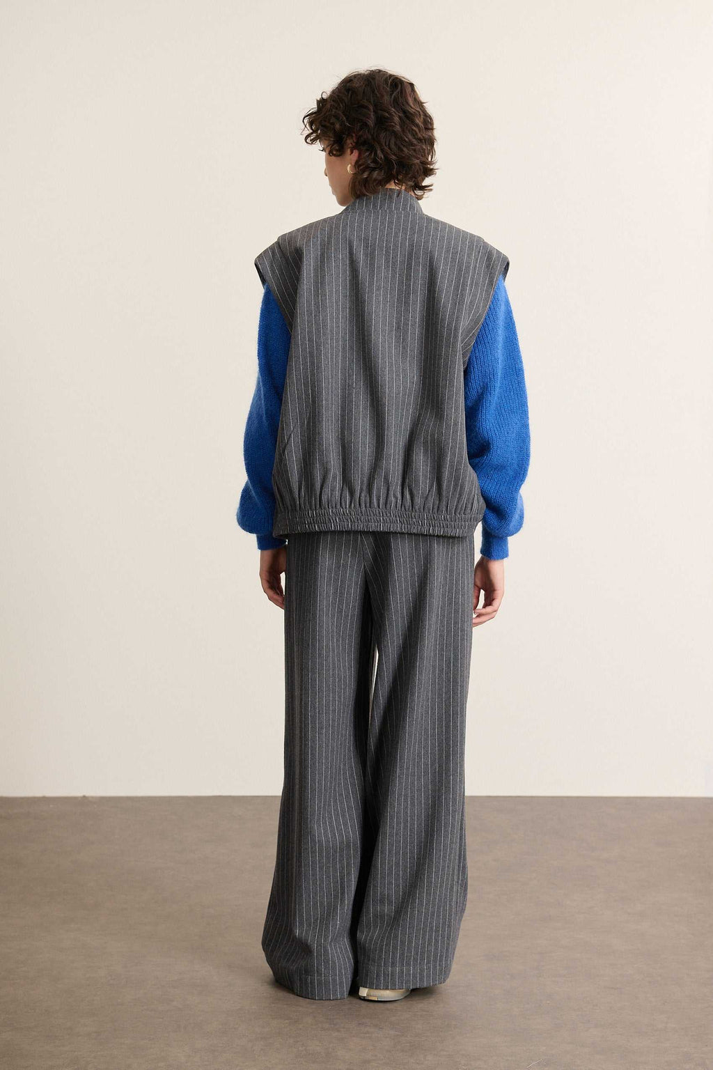 Veste sans manches grise à rayures en laine mélangée, collection Garance Paris automne hiver 2025, avec doublure et poches.