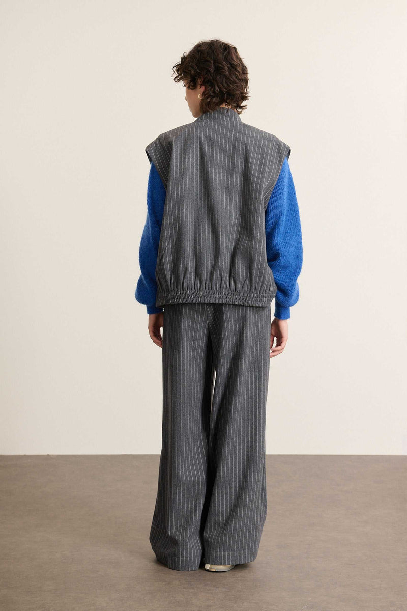 Veste sans manches grise à rayures en laine mélangée, collection Garance Paris automne hiver 2025, avec doublure et poches.