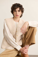 Fabriquée entièrement en polyester, POLA est un essentiel chez Garance, avec ses poches plaquées sur le bas de la veste. 