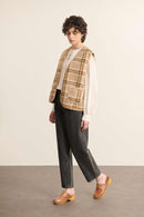 POLA, la veste sans manches pour femmes Garance Paris coloris jaune effet peau de mouton et poches.  