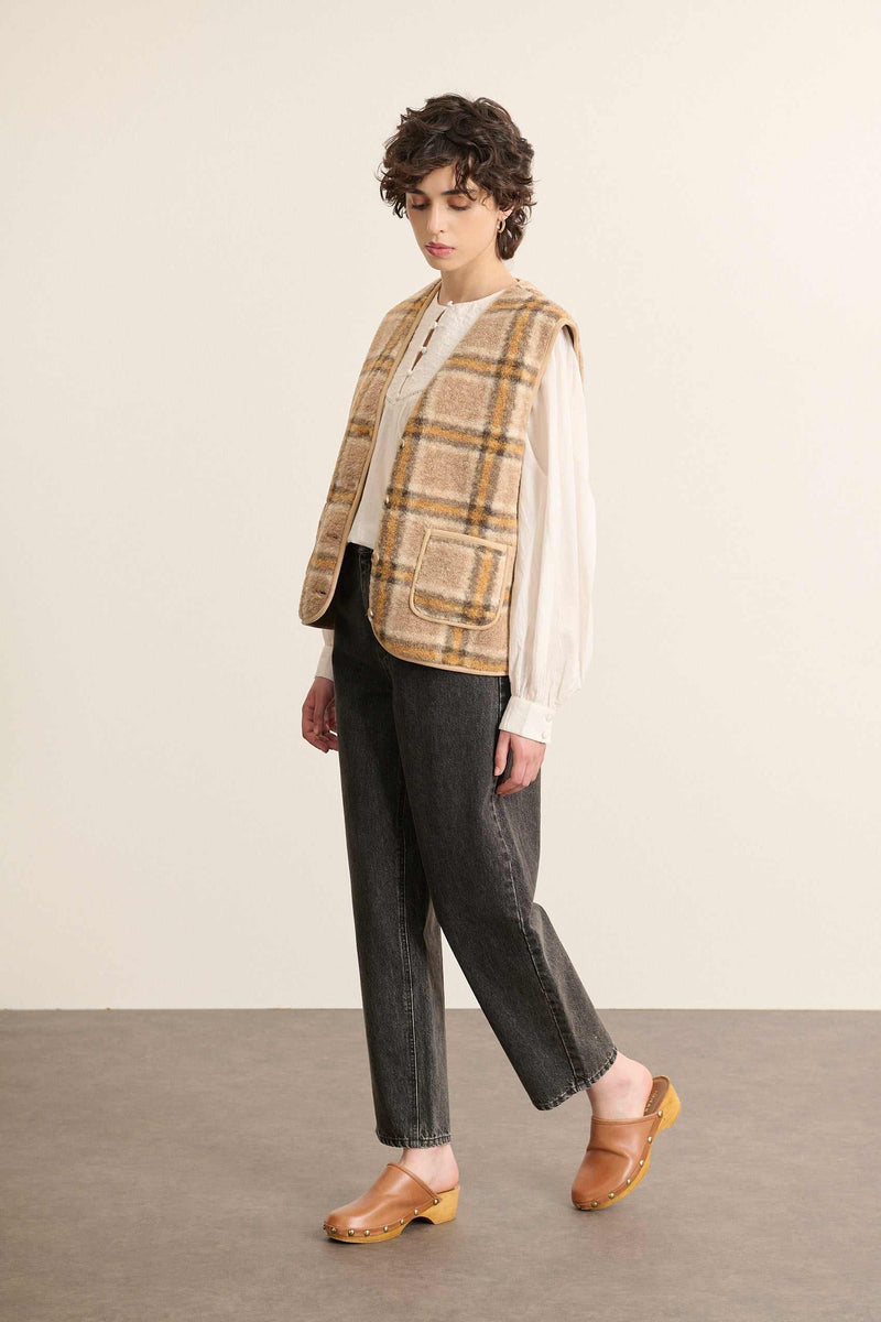 POLA, la veste sans manches pour femmes Garance Paris coloris jaune effet peau de mouton et poches.  