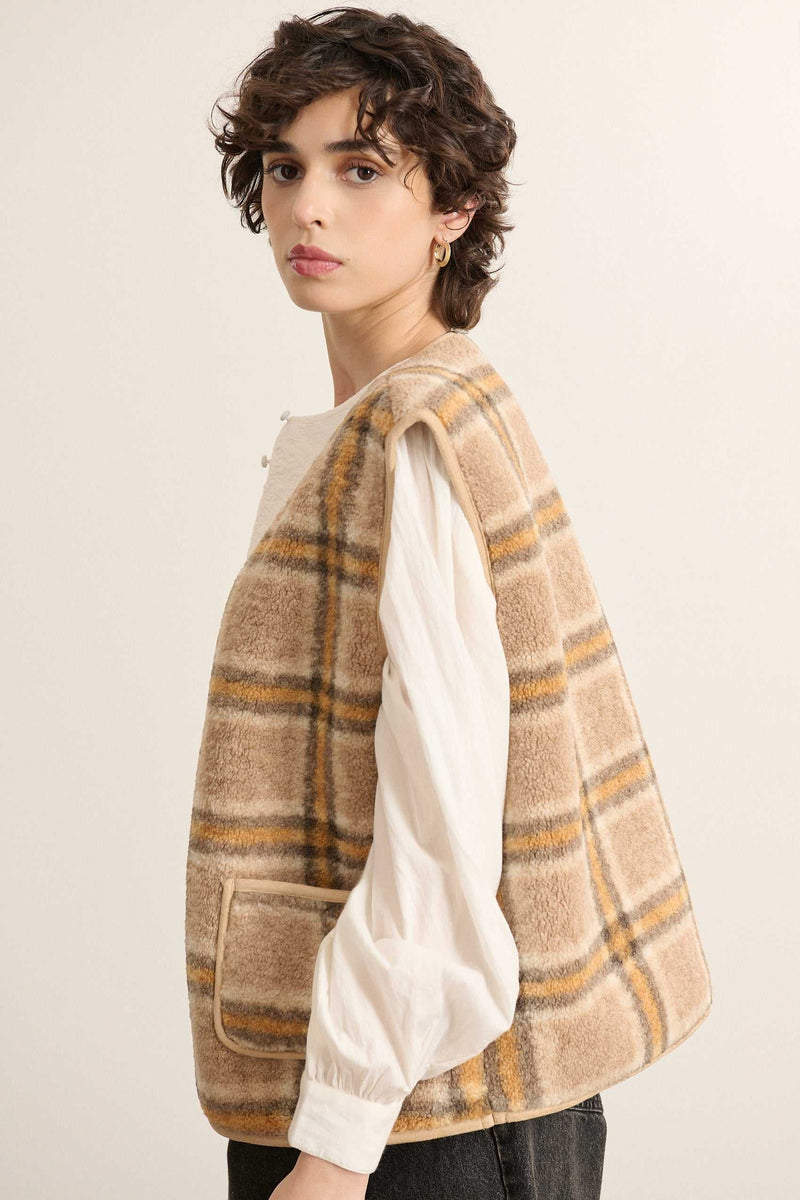 Manteau d'hiver sans manches effet peau de mouton imprimé avec bouton effet corne, coloris jaune. 