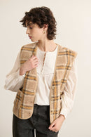 Veste sans manches fabriquée entièrement en polyester coloris jaune avec poches  à l'avant et bouton effet corne.