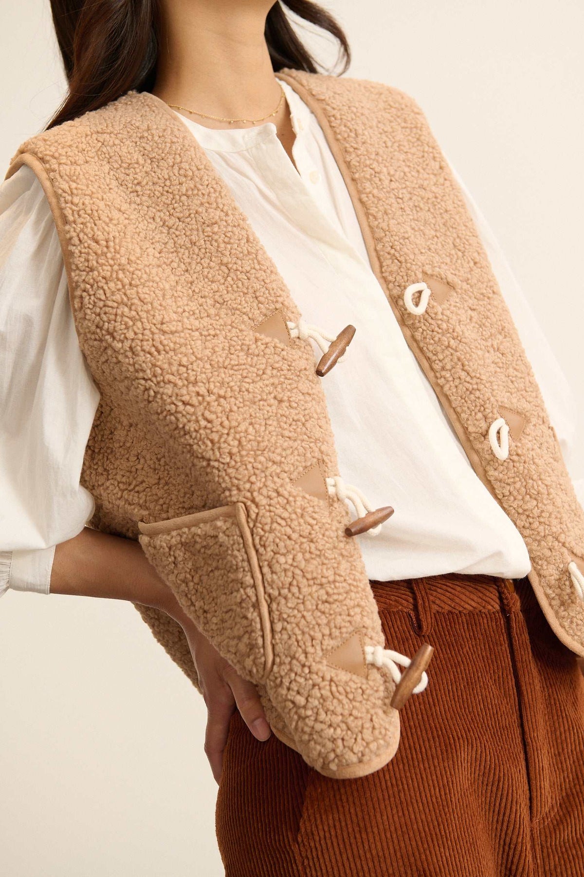 Vestes sans manches pour femme coloris beige entièrement fabriquée en polyester aec effet peau de mouton.