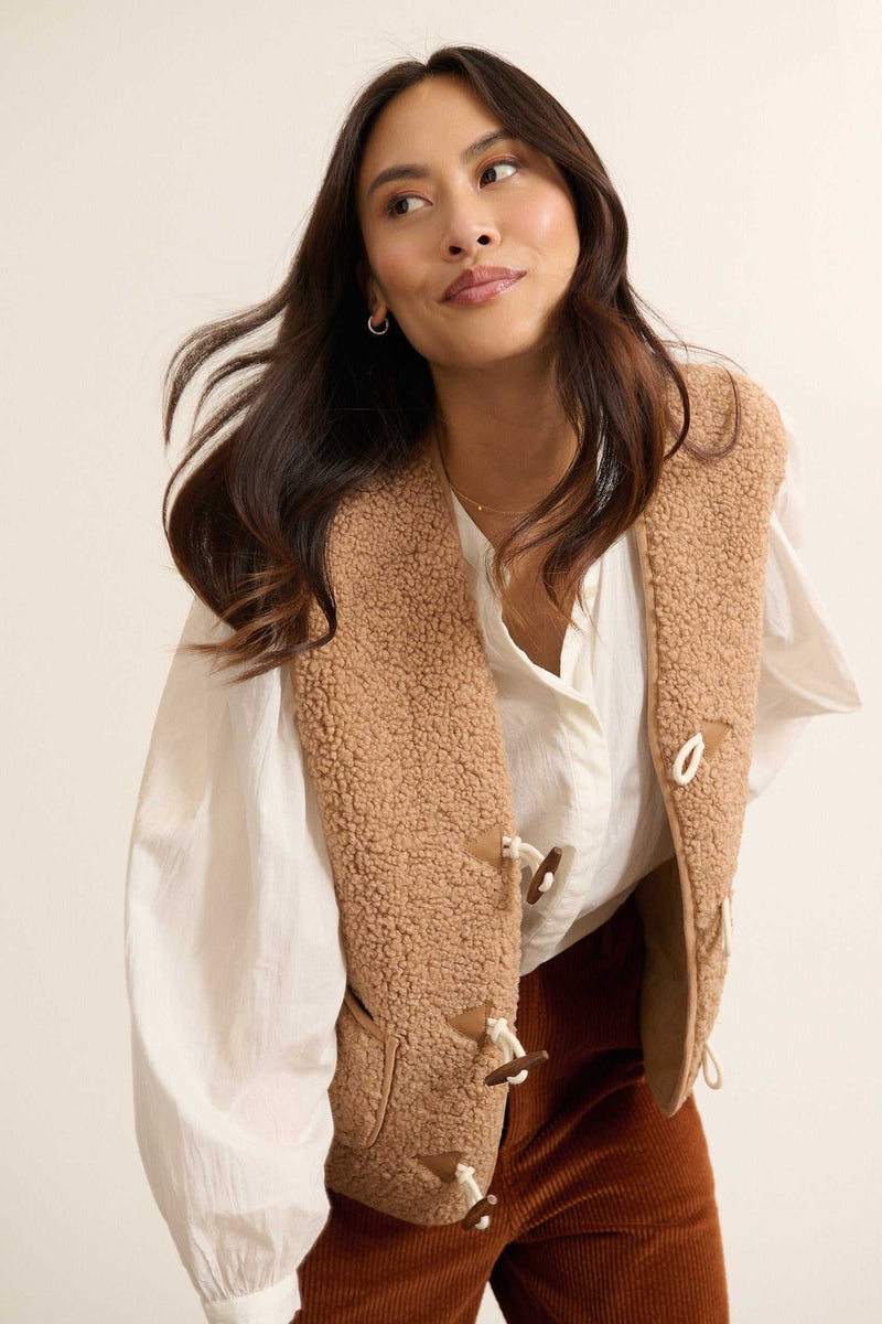 Manteau pour femmes sans manches, coloris beige, POLETTE fabriquée 100% polyester avec des poches.