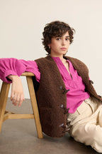 Chaqueta sin mangas efecto borrego marrón, colección Garance otoño invierno 2025, cierre brandenburg en la parte delantera.