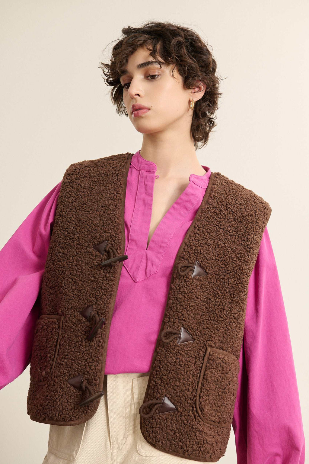 Chaquetas sin mangas para mujer en color marrón confeccionadas íntegramente en poliéster con efecto piel de oveja.