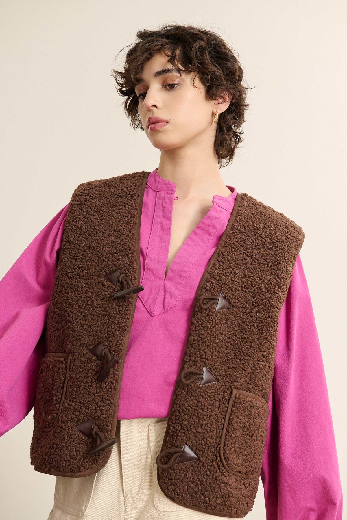 Chaquetas sin mangas para mujer en color marrón confeccionadas íntegramente en poliéster con efecto piel de oveja.