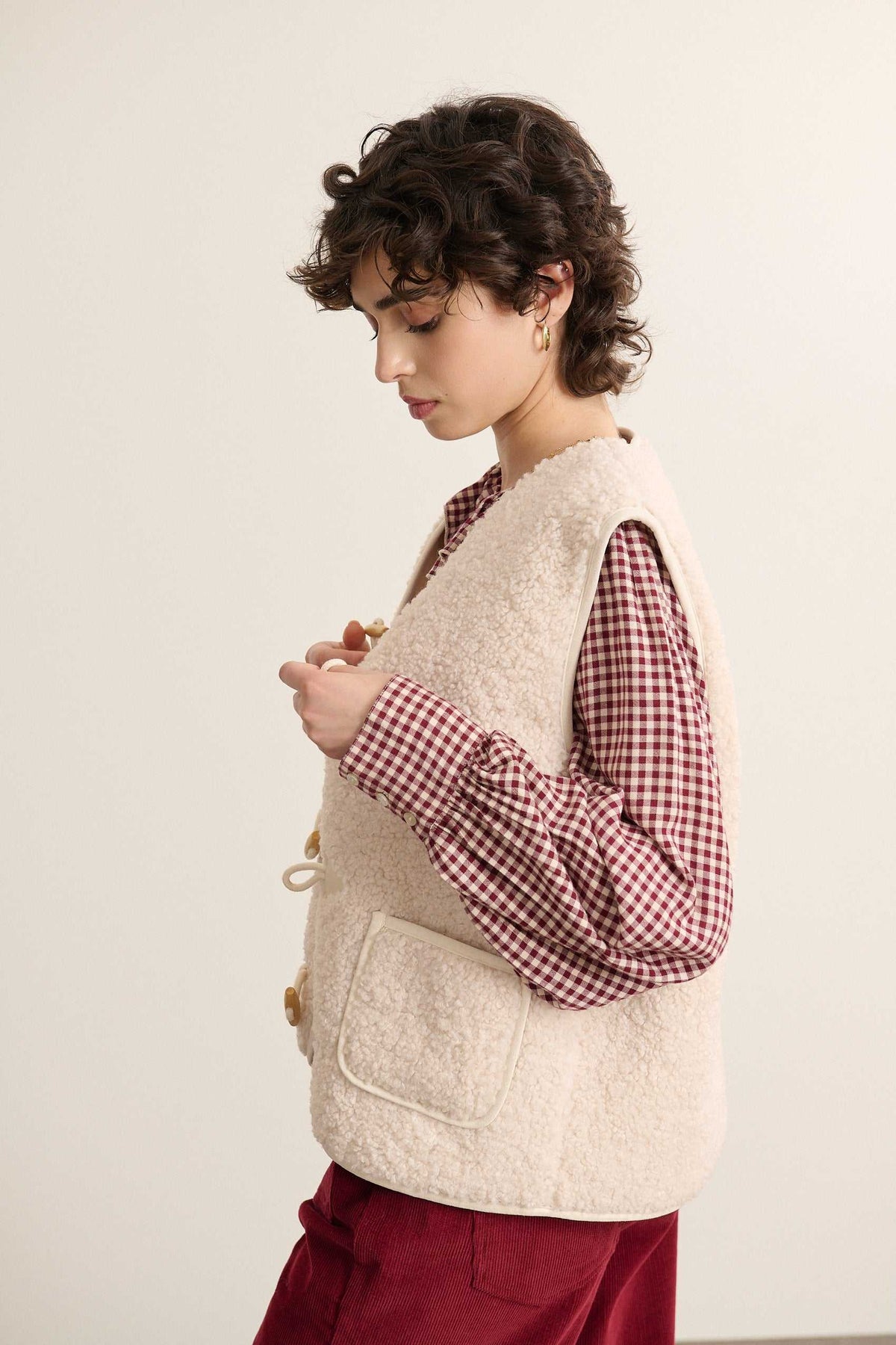 Manteau pour femmes sans manches, coloris écru, POLETTE fabriquée 100% polyester avec des poches.