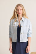 Veste en jean coloris bleu à manches longues avec patte de boutonnage boutons dorés veste ample Garance Paris