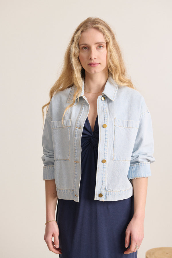 Veste en jean coloris bleu à manches longues avec patte de boutonnage boutons dorés veste ample Garance Paris