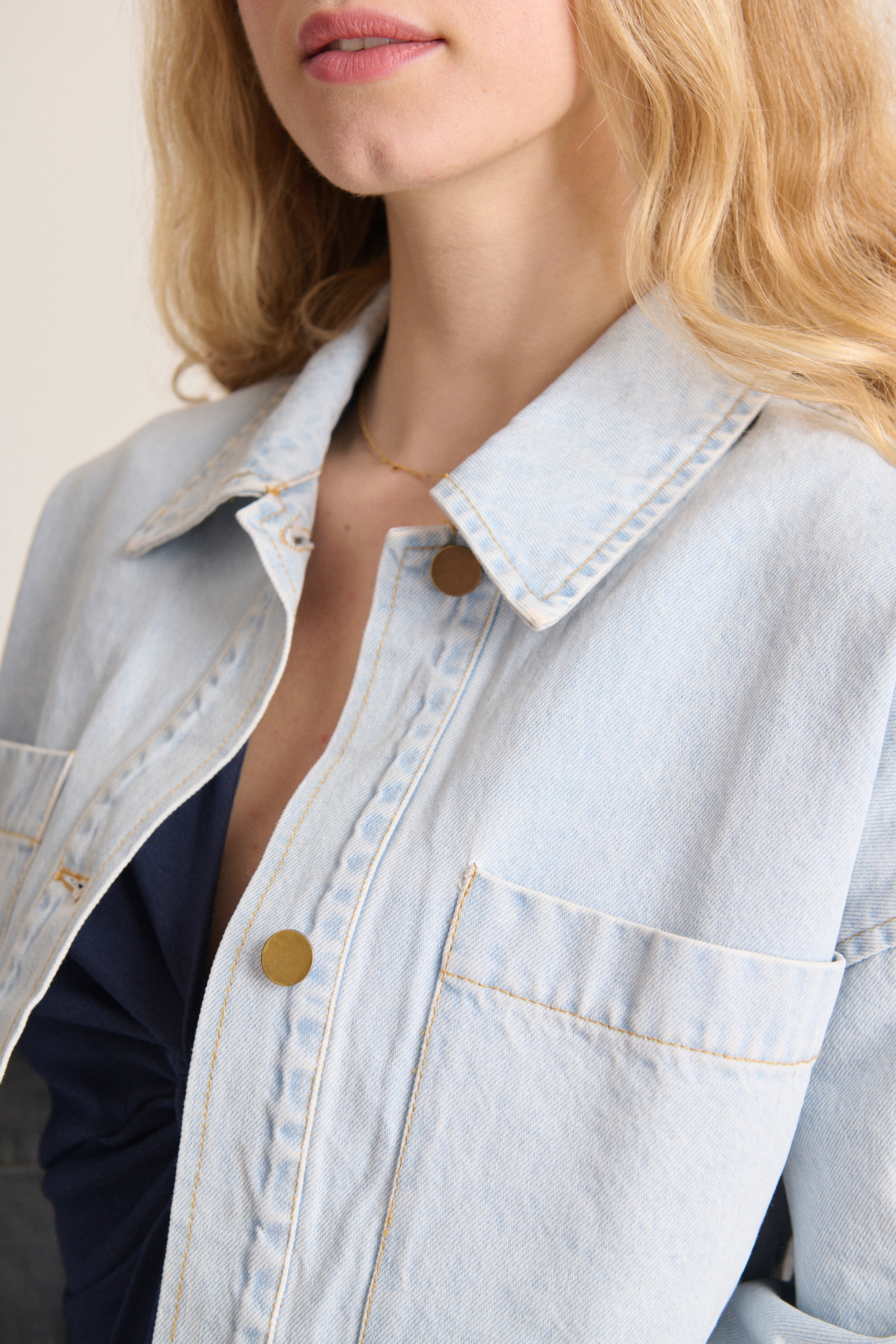 Veste en denim coupe loose avec manches longues boutons dorés et col chemise collection printemps Femme