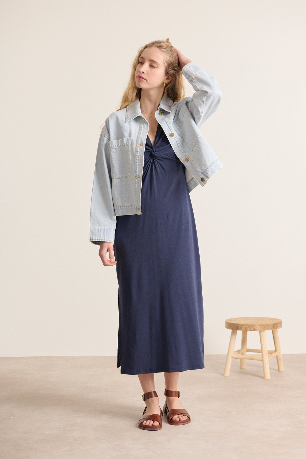 Robe Garance Paris moulante nœud à la poitrine bleu marine avec fentes sur les cotés Collection été marque Paris 