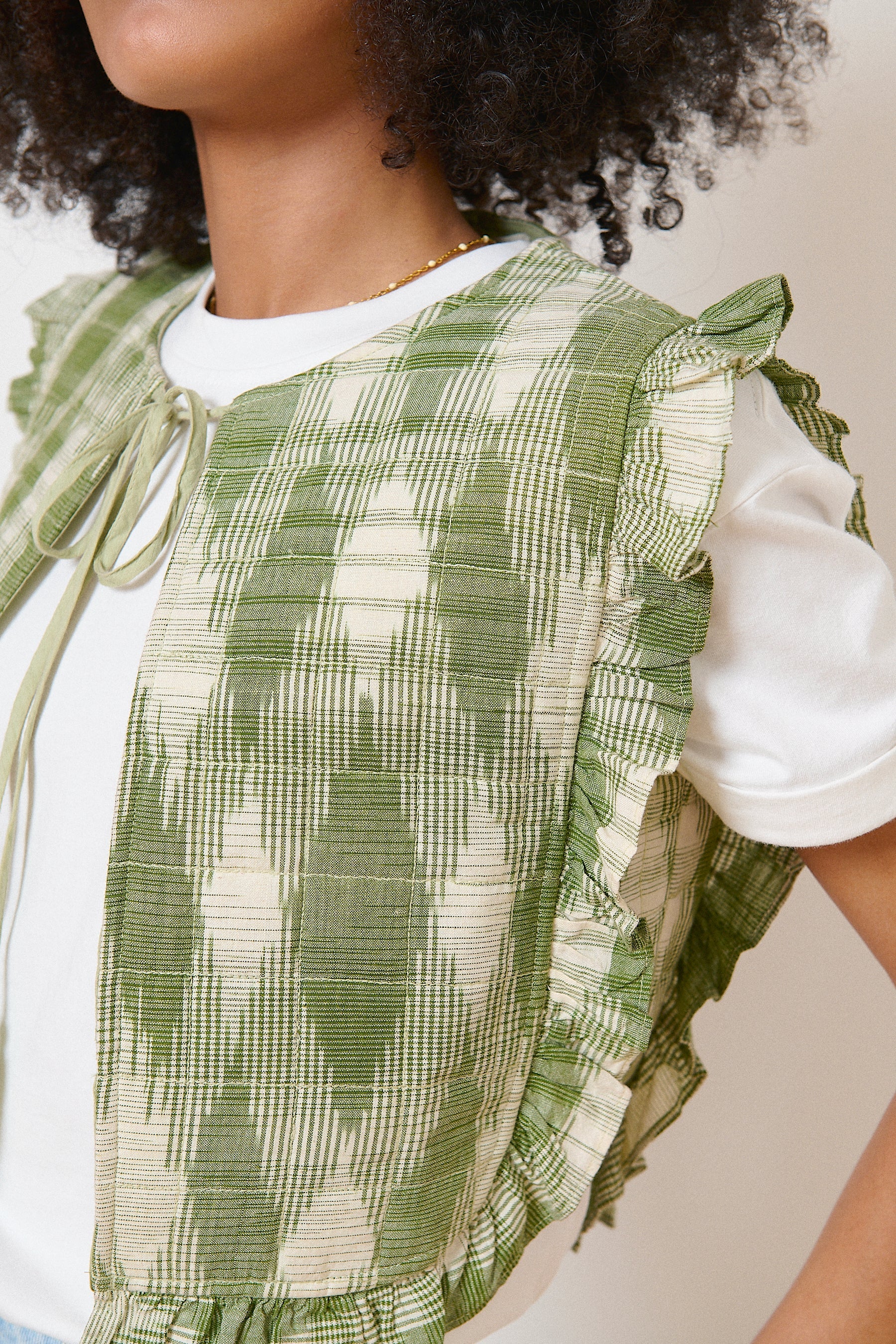 Veste kaki sans manches avec col à lien et pompons, volants délicats, confection en tissu ikat