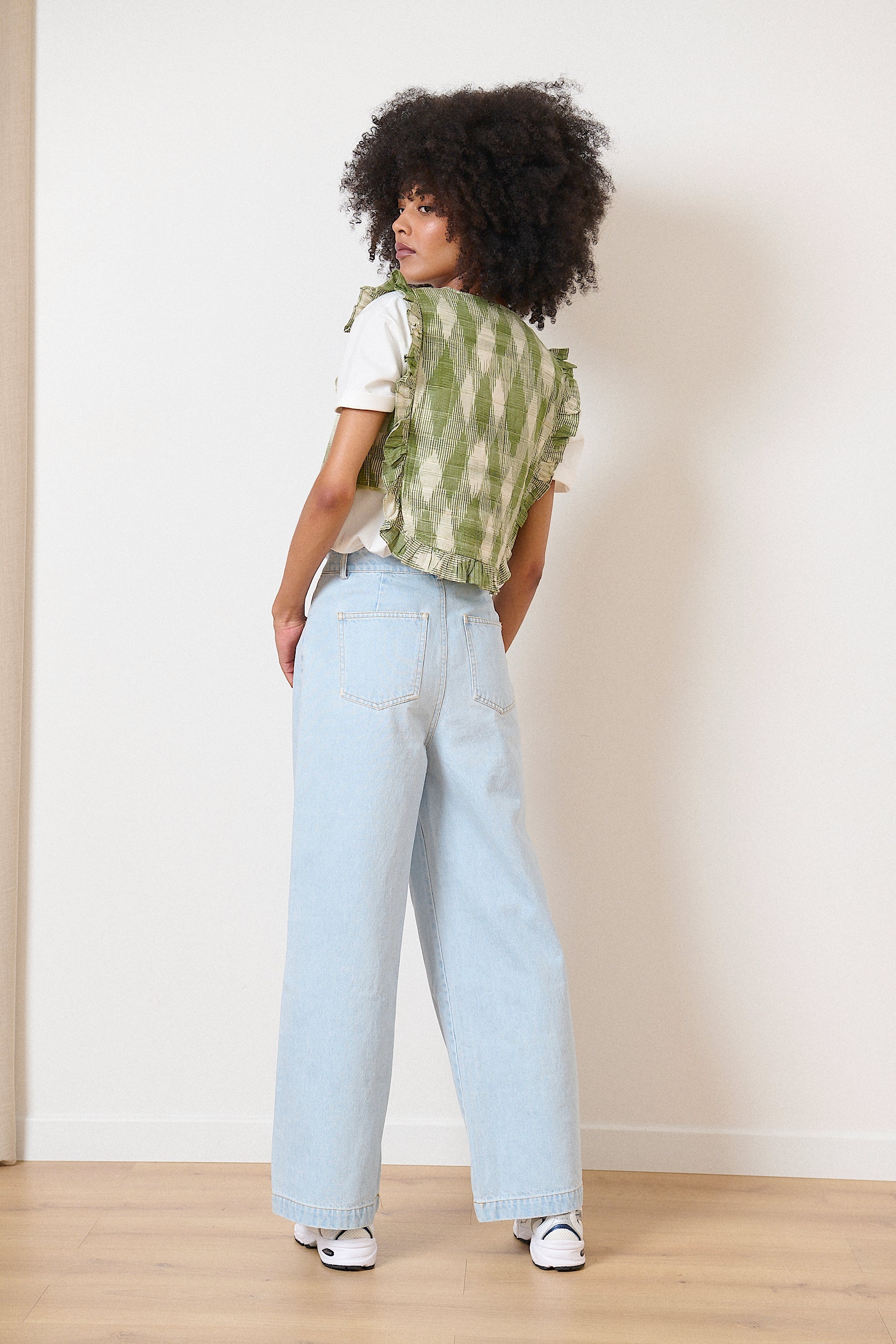 Veste kaki chic sans manches avec col à lien et pompons, tissu ikat et volants aériens
