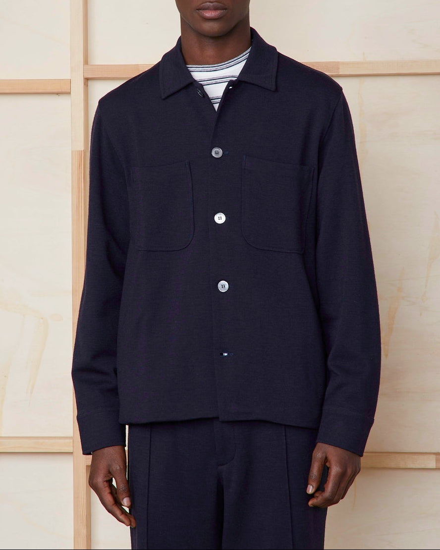 Officine Générale – Surchemise Harrison - Bleu Marine - Homme, mannequin homme portant une chemise bleu marine et un pantalon assorti
