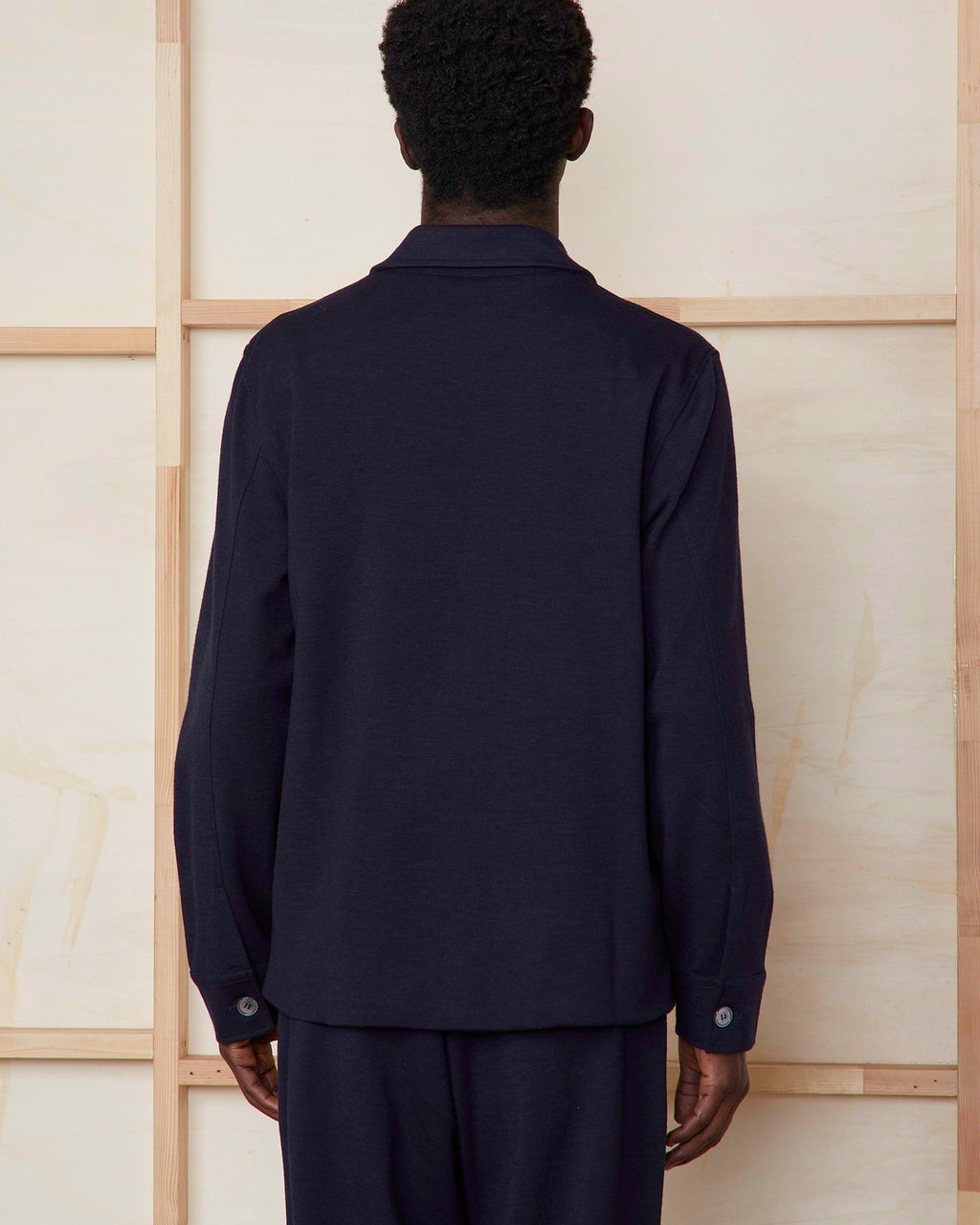 Officine Générale – Surchemise Harrison - Bleu Marine - Homme, homme de dos portant une chemise et un pantalon bleu marine