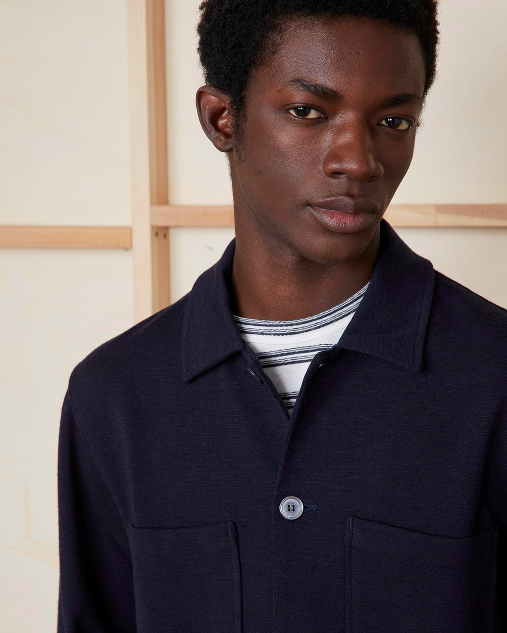 Officine Générale – Surchemise Harrison - Bleu Marine - Homme, mannequin homme portant une veste bleu marine et un t-shirt rayé