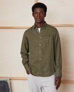 Officine Générale – Chemise Benoit - Olive Nuit - Homme, mannequin homme portant une chemise kaki en coton, vue de face