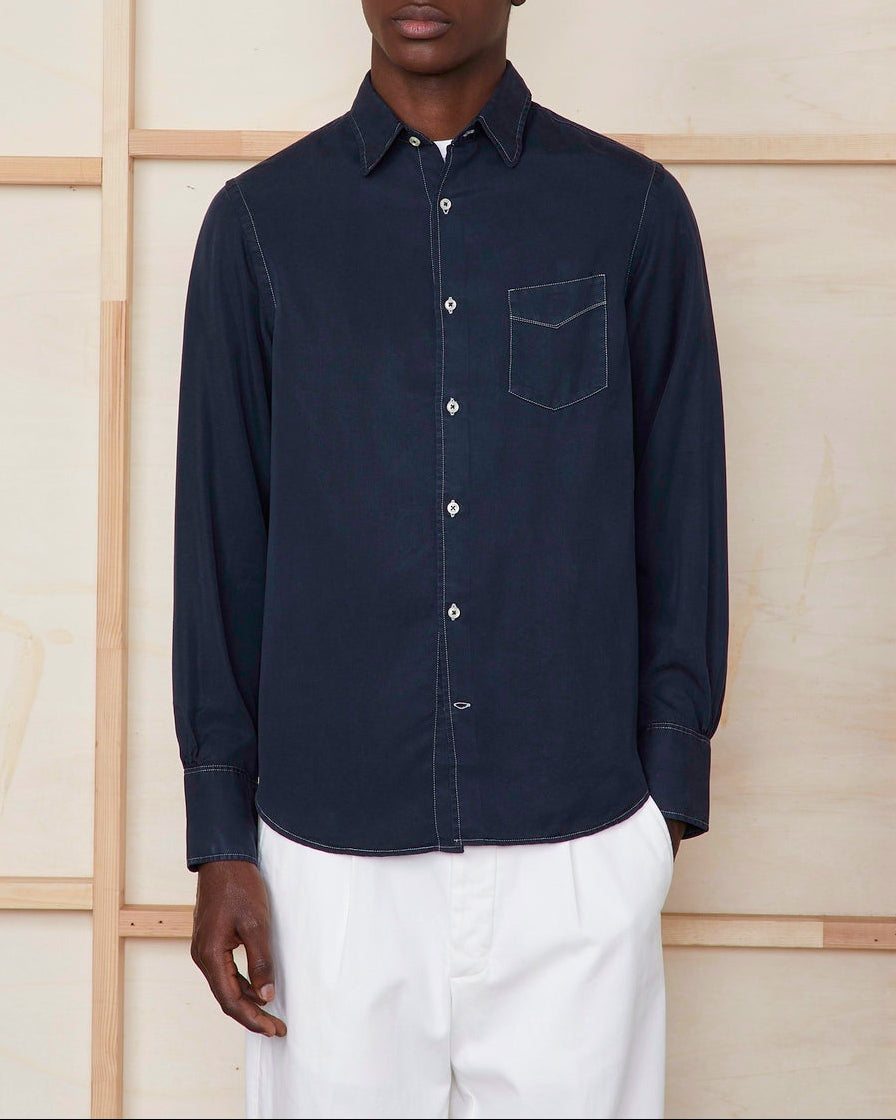 Officine Générale – Chemise Benoit - Bleu Marine - Homme, mannequin homme portant une chemise bleu marine et un pantalon blanc