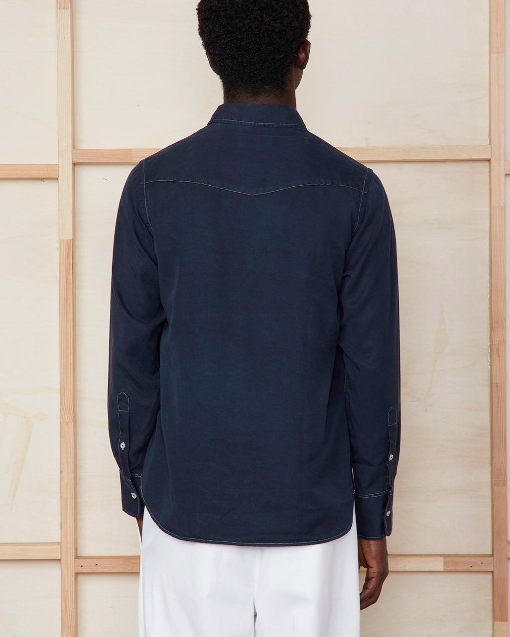 Officine Générale – Chemise Benoit - Bleu Marine - Homme, homme de dos portant une chemise bleu marine et un pantalon blanc