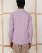 Officine Générale – Chemise Benoit - Baie - Homme, mannequin de dos portant une chemise mauve en coton