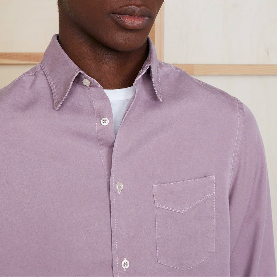 Officine Générale – Chemise Benoit - Baie - Homme, mannequin homme portant une chemise mauve en coton, vue de face