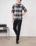 Officine Générale – Chemise Alex Sans Poche - Pierre/Noir - Homme, mannequin homme portant une chemise à carreaux noirs et blancs