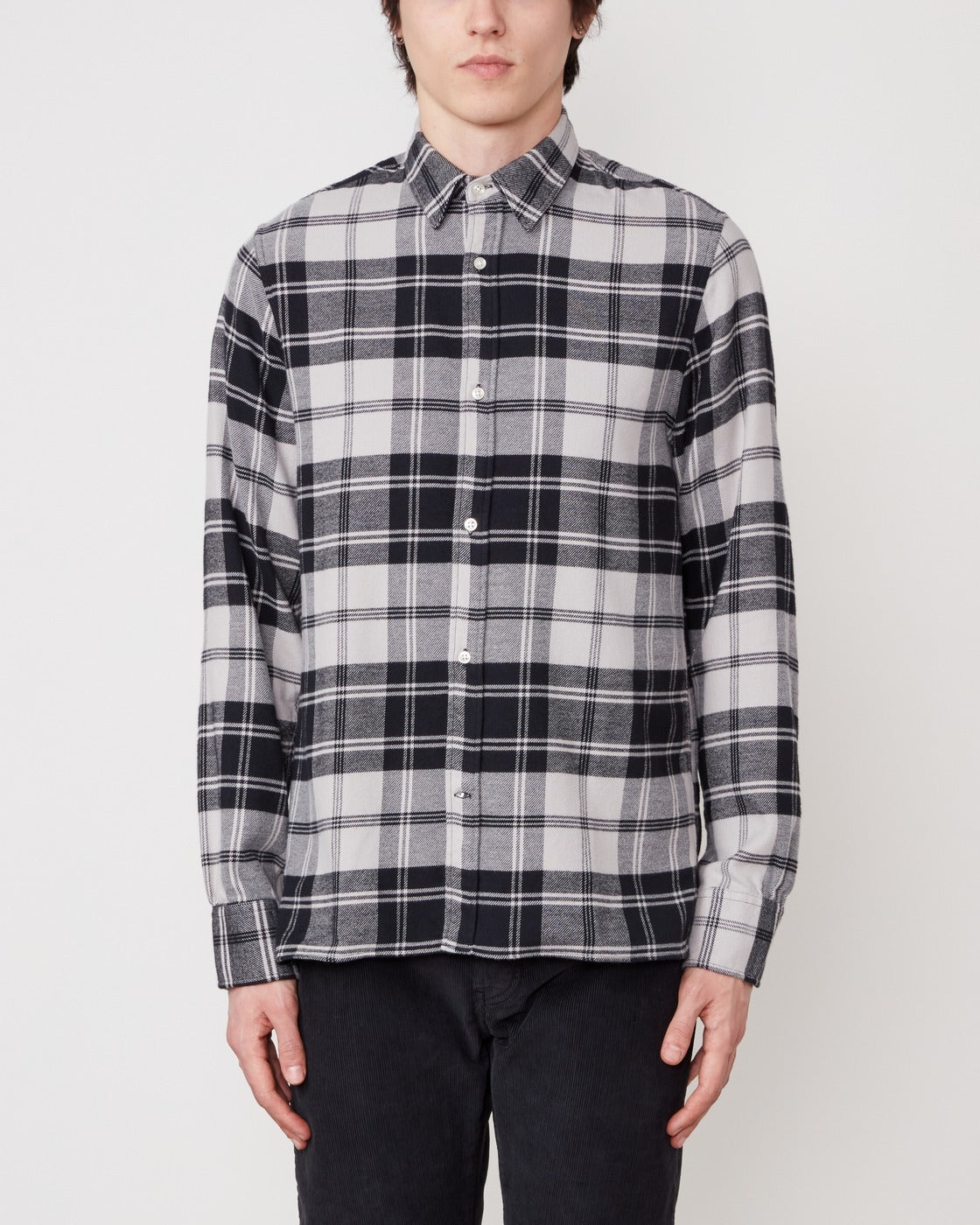 Officine Générale – Chemise Alex Sans Poche - Pierre/Noir - Homme, mannequin portant une chemise à carreaux noirs et blancs