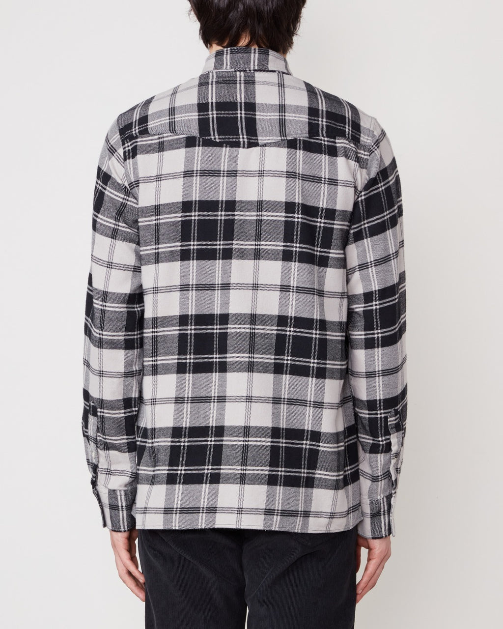 Officine Générale – Chemise Alex Sans Poche - Pierre/Noir - Homme, homme de dos portant une chemise à carreaux noirs et blancs