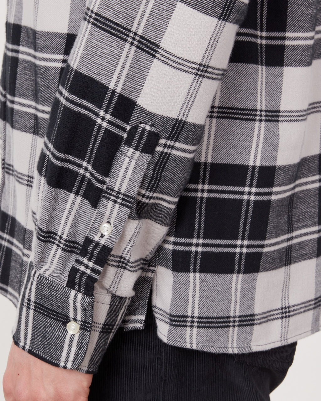 Officine Générale – Chemise Alex Sans Poche - Pierre/Noir - Homme, gros plan sur la manche d'une chemise à carreaux noire et blanche