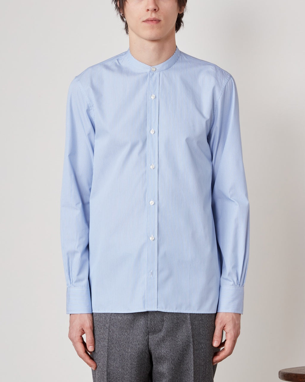Officine Générale – Chemise Gaston - Blanc/Bleu - Homme, chemise bleu clair portée par un mannequin, vue de face
