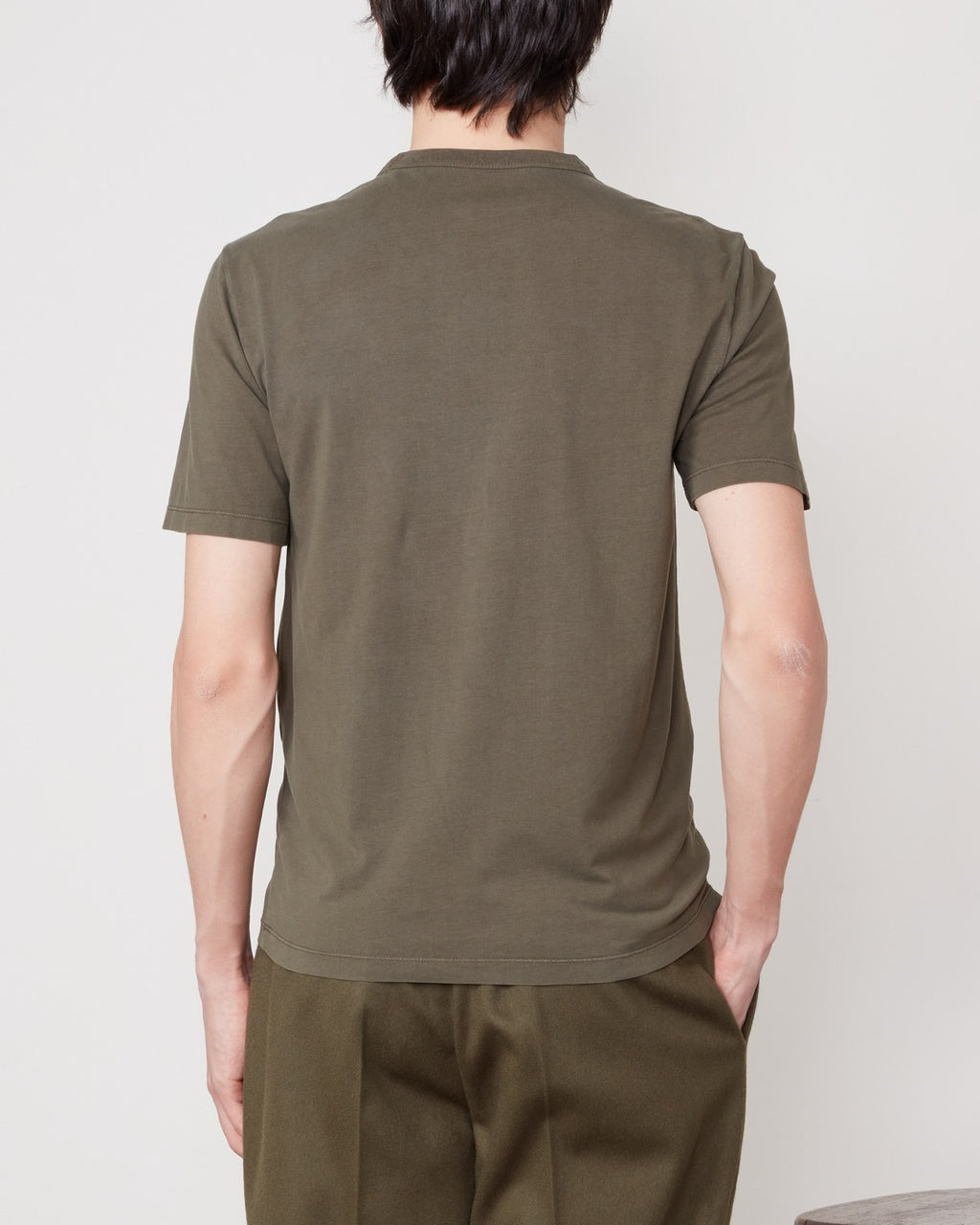 Officine Générale – T-Shirt Manches Courtes - Lichen - Homme, homme de dos portant un t-shirt vert kaki et un pantalon vert