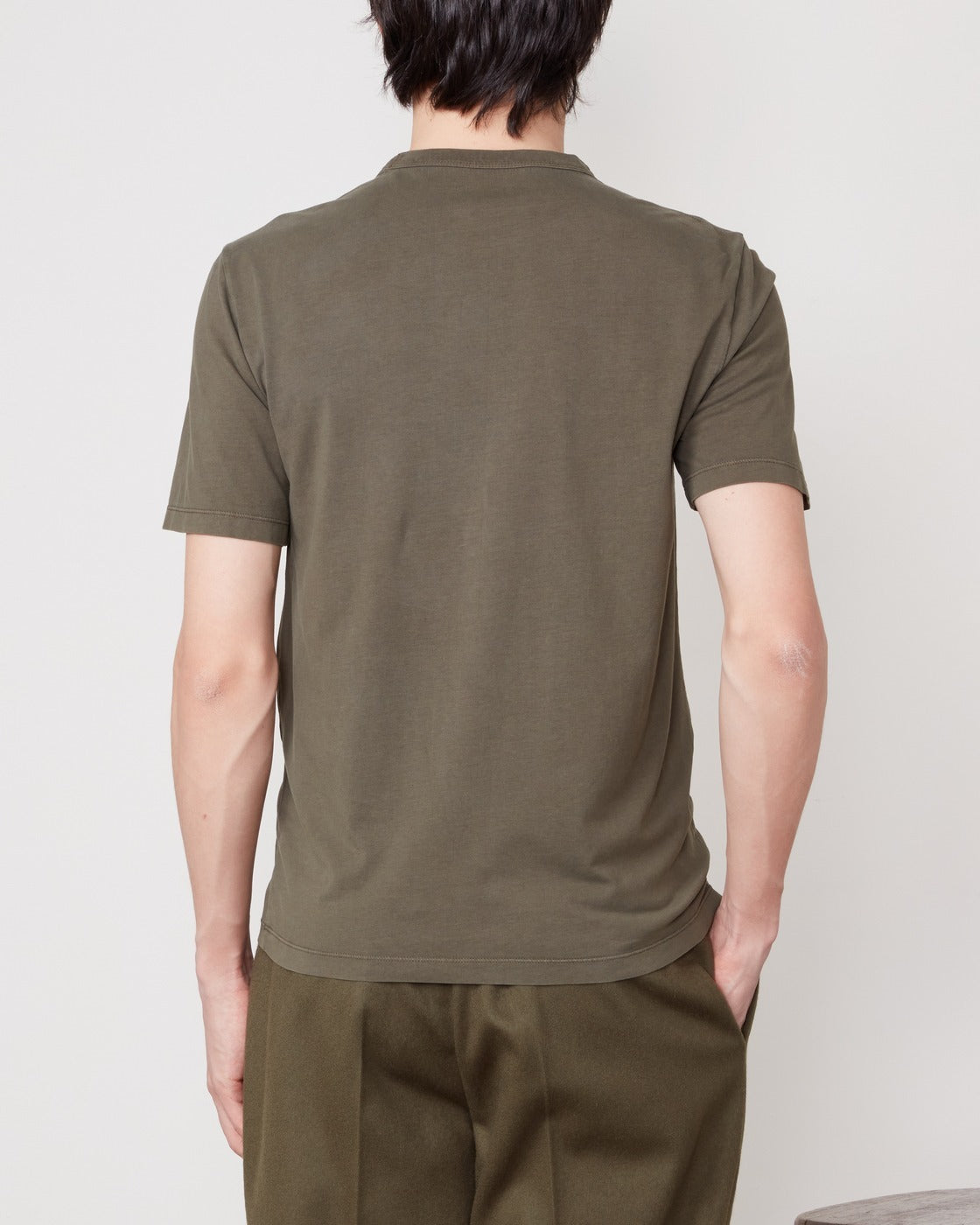 Officine Générale – T-Shirt Manches Courtes - Lichen - Homme, homme de dos portant un t-shirt vert kaki et un pantalon vert